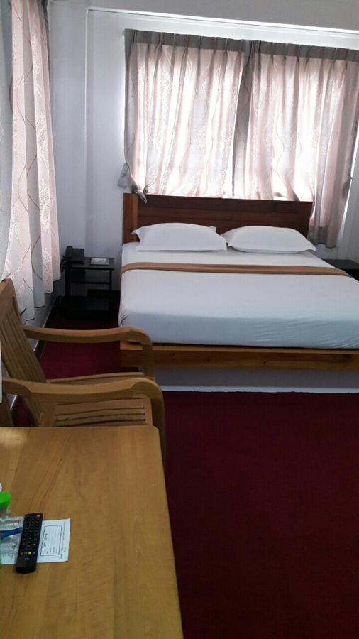 Venus Star Hotel Yangon Esterno foto